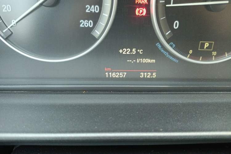 Used BMW 5 Series 2014 520Li Elegant Model Odometer Close Up