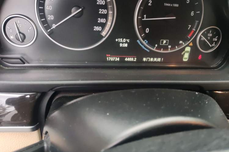 Used BMW 5 Series 2014 525Li Leading Model Odometer Close Up