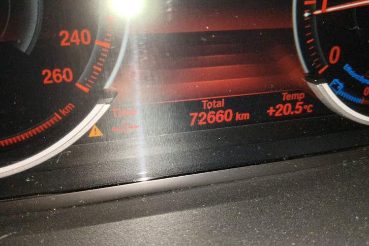 Used BMW 5 Series 2014 525Li Leading Model Odometer Close Up