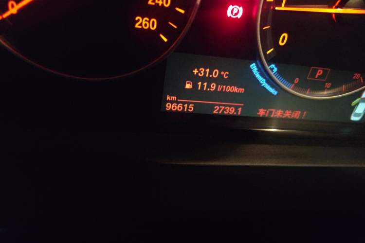 Used BMW 5 Series 2014 520Li Elegant Model Odometer Close Up