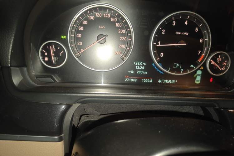 Used BMW 5 Series 2014 520Li Elegant Model Odometer Close Up