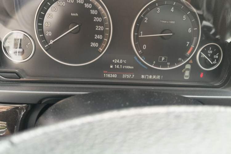 Used BMW 5 Series 2014 525Li Leading Model Odometer Close Up