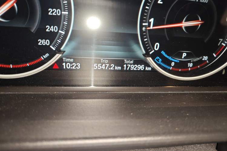 Used BMW 5 Series 2014 525Li Leading Model Odometer Close Up