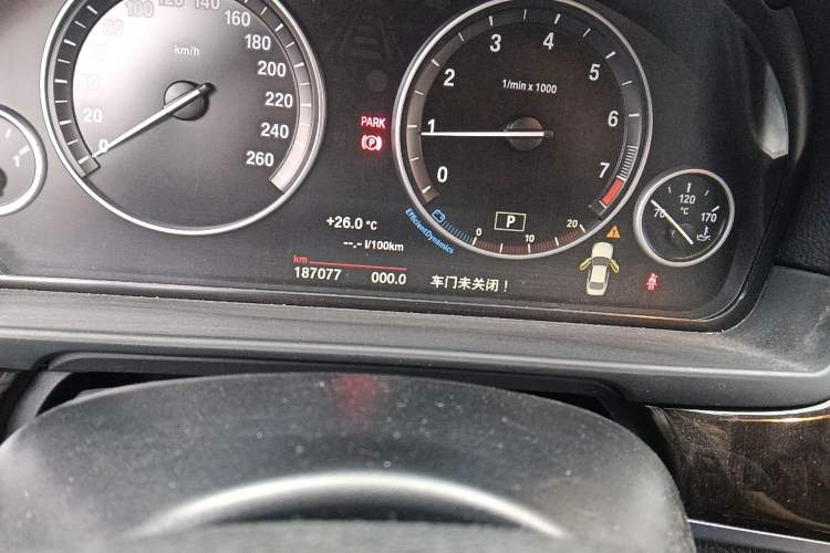 Used BMW 5 Series 2014 525Li Leading Model Odometer Close Up