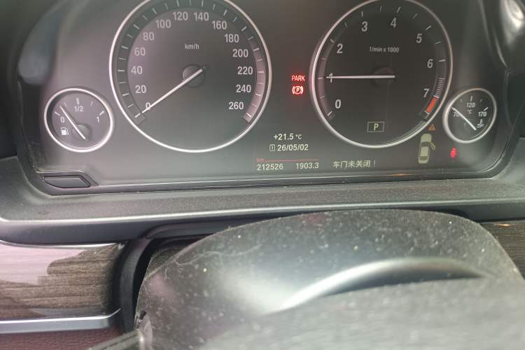 Used BMW 5 Series 2014 525Li Luxury Design Package Odometer Close Up