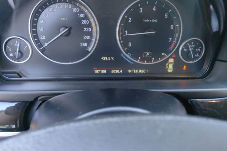 Used BMW 5 Series 2014 525Li Leading Model Odometer Close Up