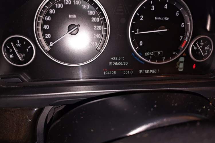 Used BMW 5 Series 2014 528Li Leading Model Odometer Close Up