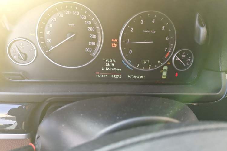 Used BMW 5 Series 2014 520Li Elegant Model Odometer Close Up