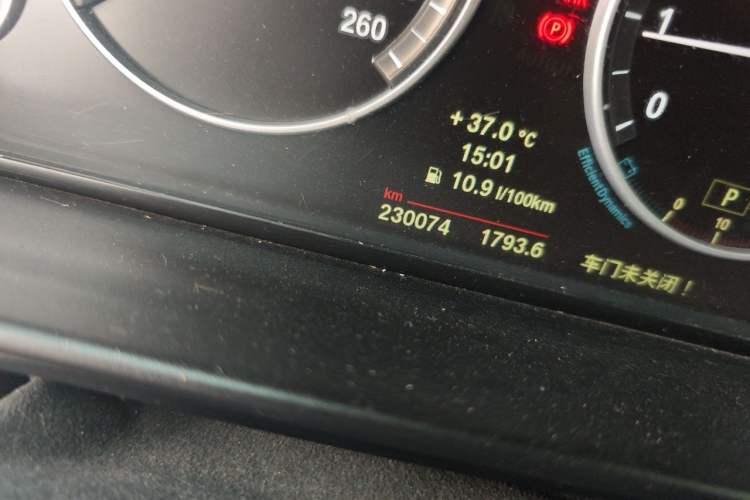 Used BMW 5 Series 2014 525Li Leading Model Odometer Close Up