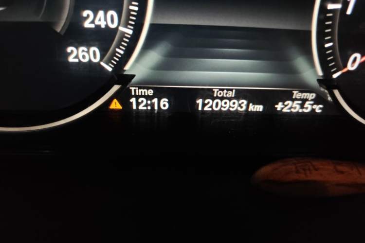 Used BMW 5 Series 2014 525Li Leading Model Odometer Close Up