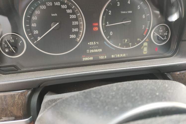 Used BMW 5 Series 2014 528Li Leading Model Odometer Close Up