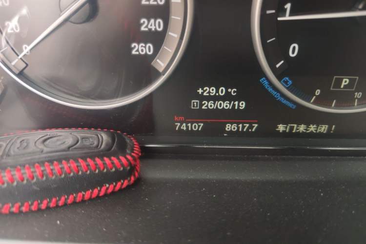 Used BMW 5 Series 2014 525Li Leading Model Odometer Close Up