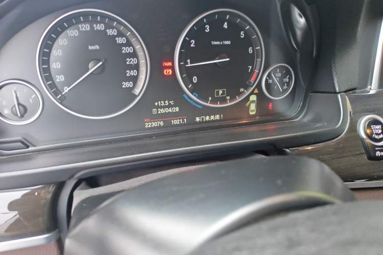Used BMW 5 Series 2014 525Li Luxury Design Package Odometer Close Up