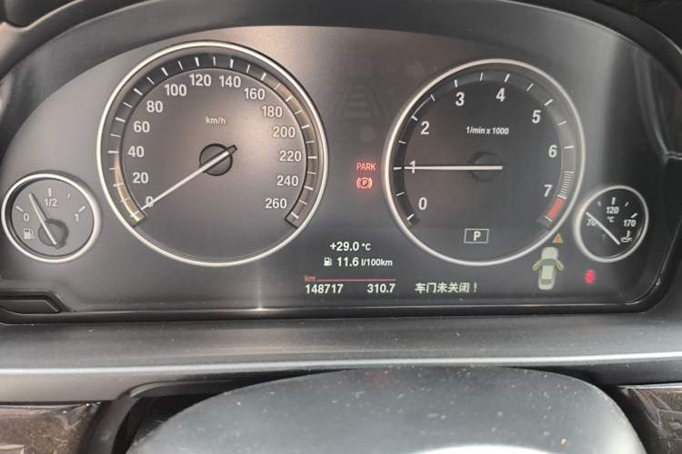 Used BMW 5 Series 2014 525Li Leading Model Odometer Close Up