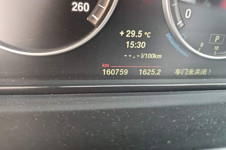Used BMW 5 Series 2014 520Li Elegant Model Odometer Close Up