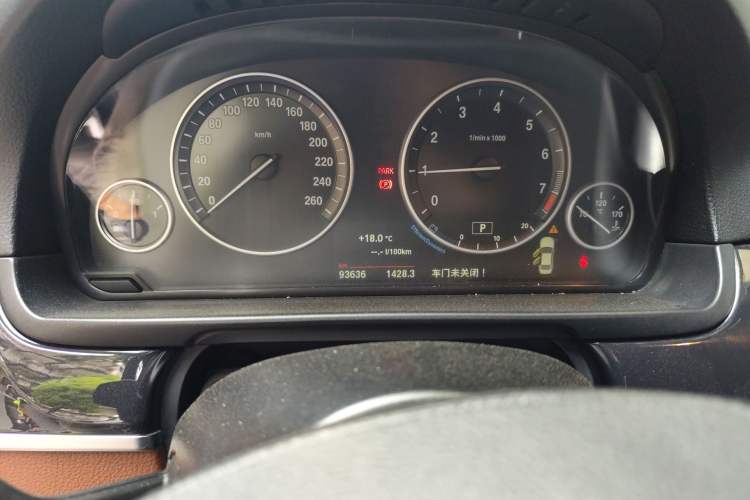 Used BMW 5 Series 2014 520Li Elegant Model Odometer Close Up