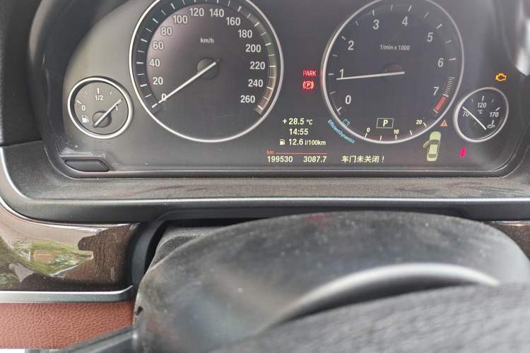 Used BMW 5 Series 2014 528Li Leading Model Odometer Close Up
