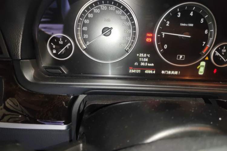 Used BMW 5 Series 2014 525Li Leading Model Odometer Close Up