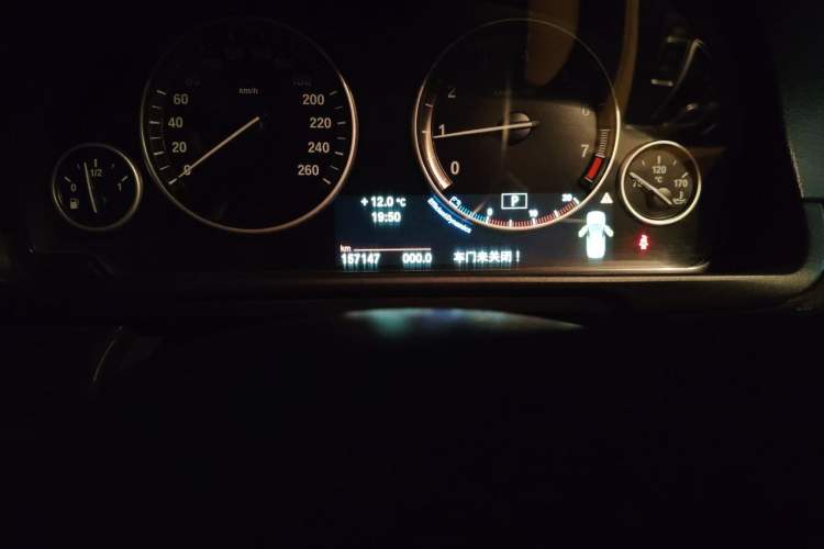 Used BMW 5 Series 2014 525Li Luxury Design Package Odometer Close Up