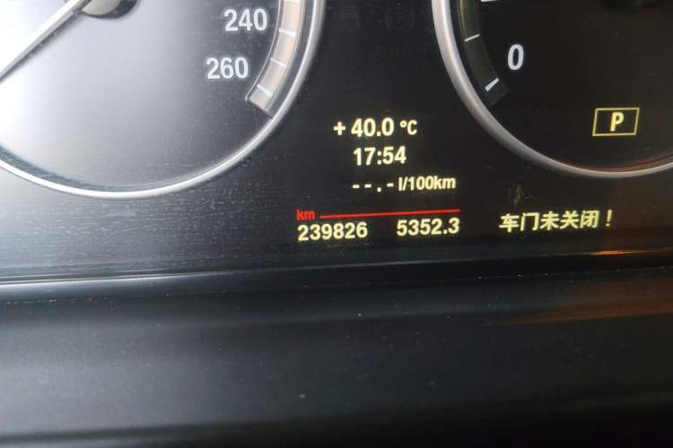 Used BMW 5 Series 2014 525Li Leading Model Odometer Close Up
