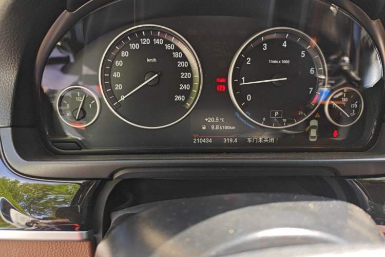 Used BMW 5 Series 2014 525Li Leading Model Odometer Close Up