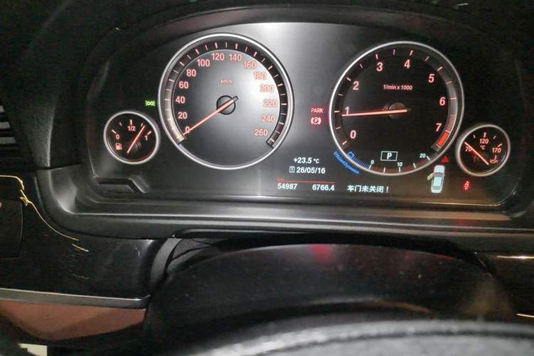 Used BMW 5 Series 2014 520Li Elegant Model Odometer Close Up
