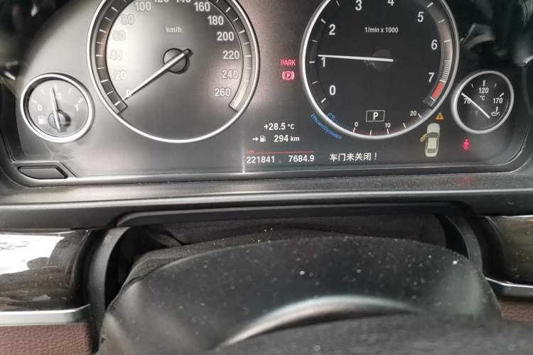 Used BMW 5 Series 2014 525Li Luxury Design Package Odometer Close Up