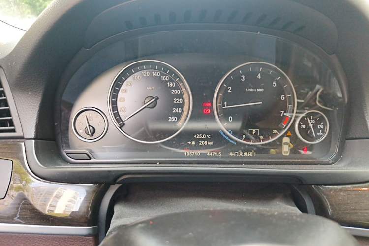 Used BMW 5 Series 2014 525Li Luxury Design Package Odometer Close Up