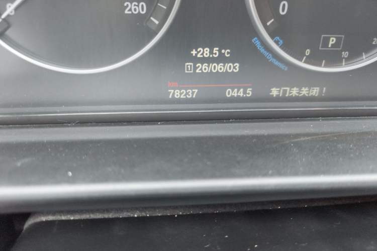 Used BMW 5 Series 2014 525Li Leading Model Odometer Close Up