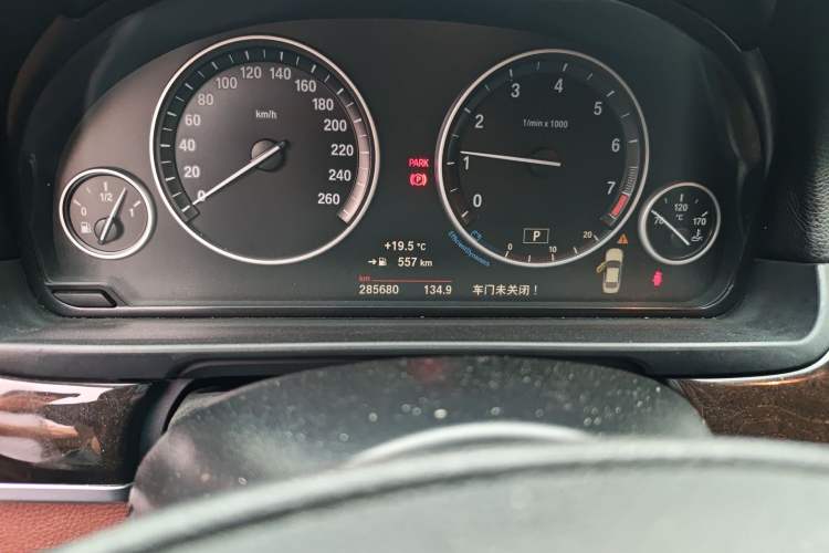 Used BMW 5 Series 2014 525Li Leading Model Odometer Close Up