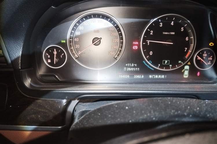 Used BMW 5 Series 2014 525Li Leading Model Odometer Close Up