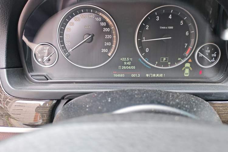 Used BMW 5 Series 2014 525Li Luxury Design Package Odometer Close Up