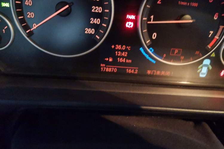 Used BMW 5 Series 2014 525Li Leading Model Odometer Close Up
