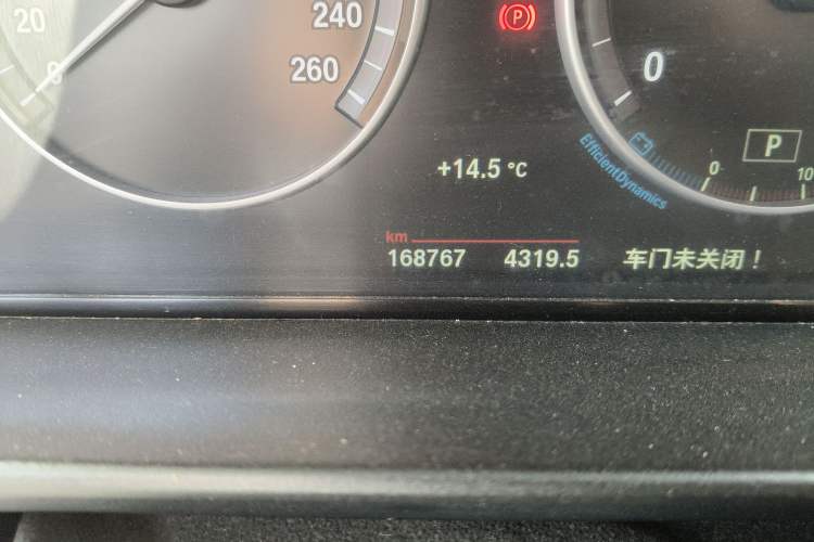 Used BMW 5 Series 2014 525Li Leading Model Odometer Close Up