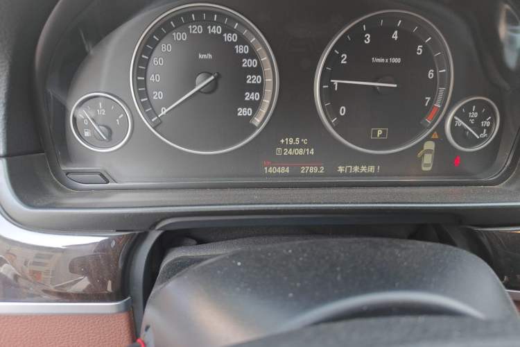 Used BMW 5 Series 2014 525Li Leading Model Odometer Close Up