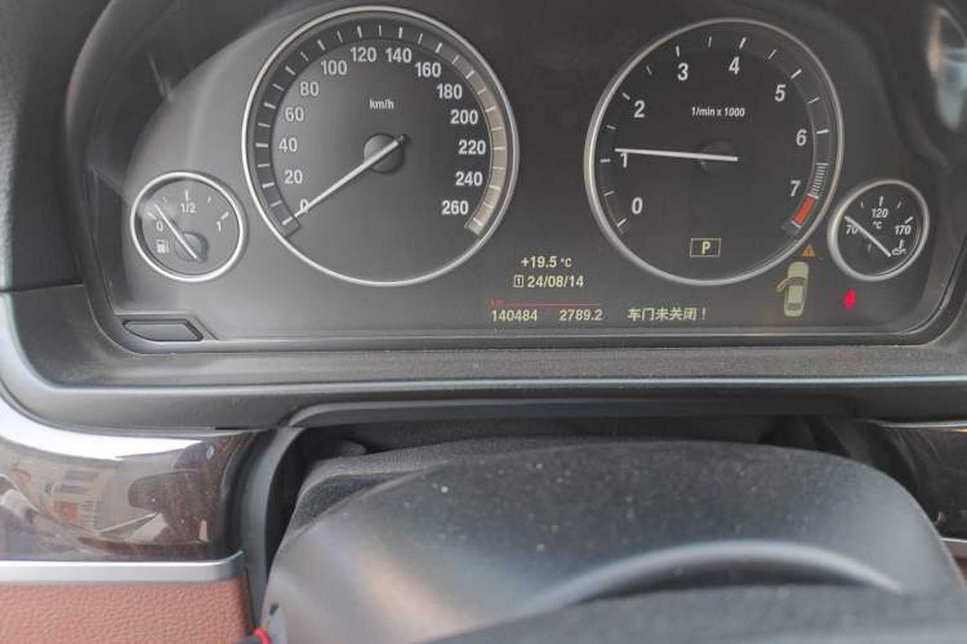 Used BMW 5 Series 2014 525Li Leading Model Odometer Close Up