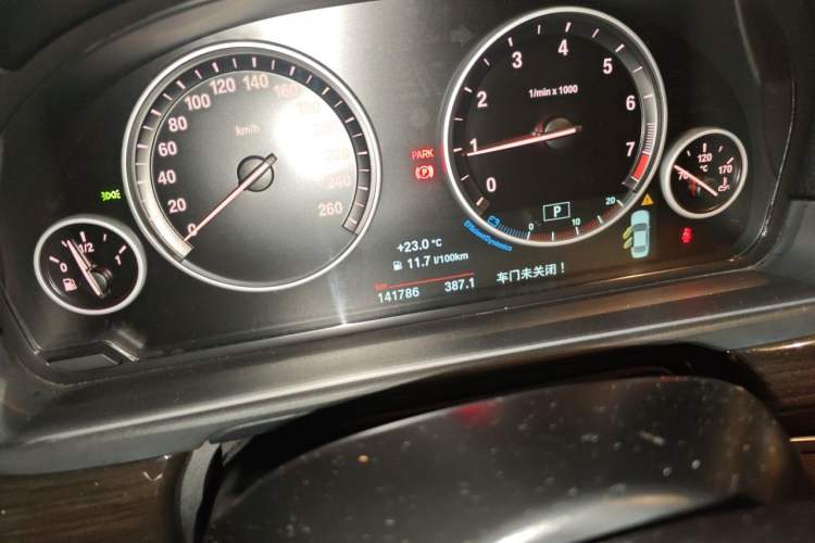 Used BMW 5 Series 2014 525Li Luxury Design Package Odometer Close Up