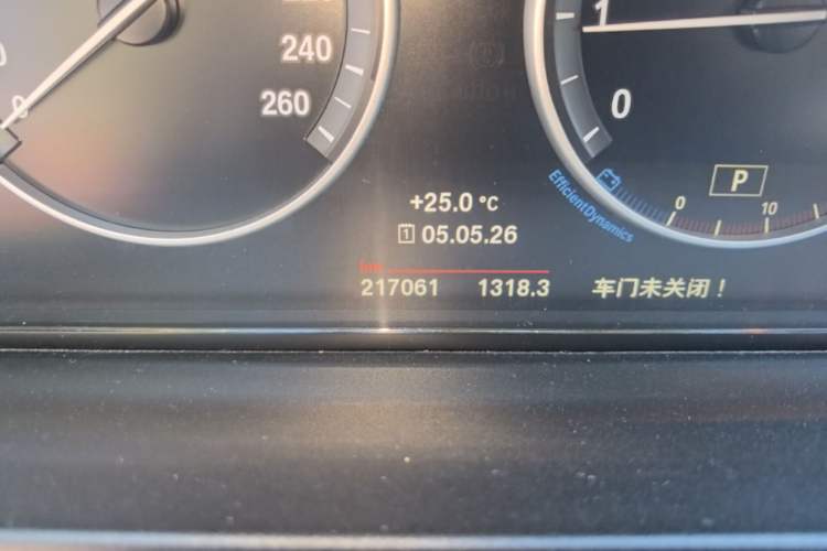 Used BMW 5 Series 2014 525Li Leading Model Odometer Close Up