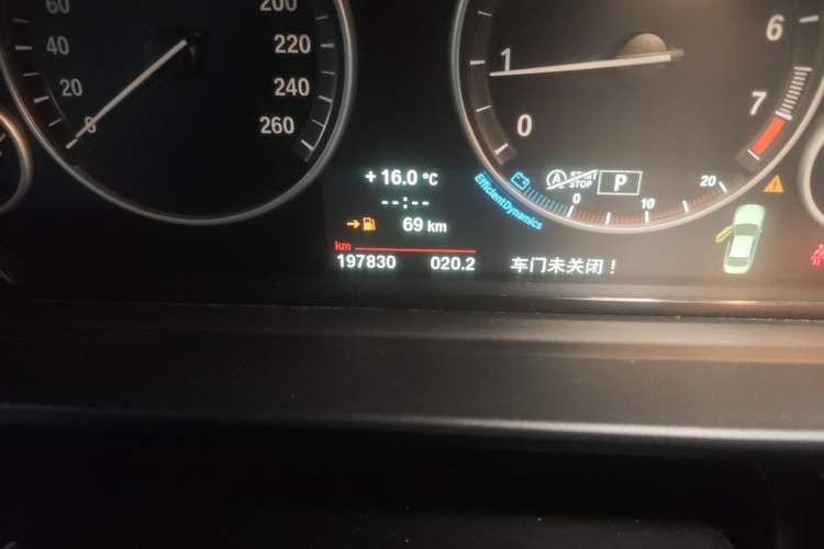 Used BMW 5 Series 2014 525Li Leading Model Odometer Close Up