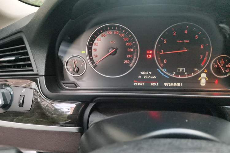 Used BMW 5 Series 2014 525Li Luxury Design Package Odometer Close Up