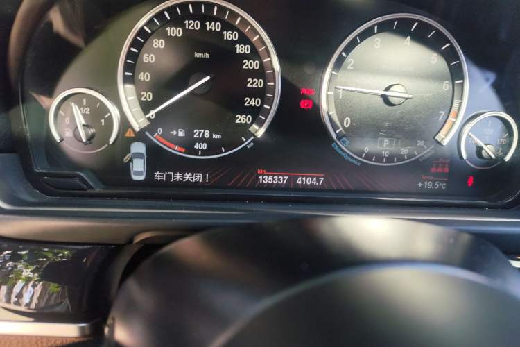 Used BMW 5 Series 2014 520Li Elegant Model Odometer Close Up