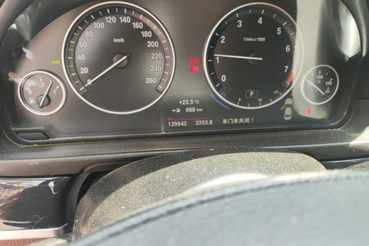 Used BMW 5 Series 2014 520Li Elegant Model Odometer Close Up