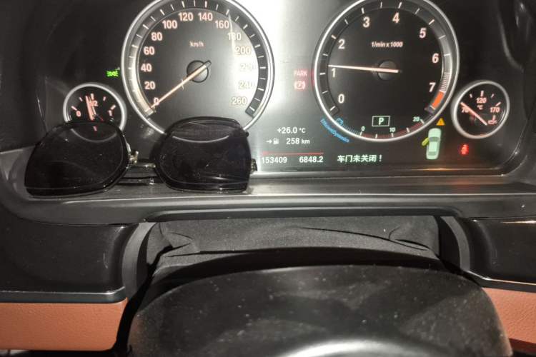 Used BMW 5 Series 2014 520Li Elegant Model Odometer Close Up