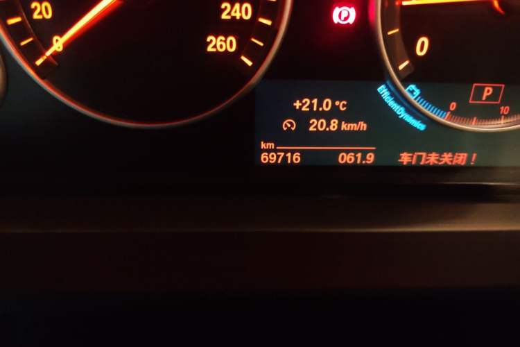 Used BMW 5 Series 2014 528Li Leading Model Odometer Close Up