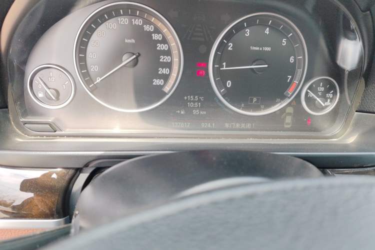 Used BMW 5 Series 2014 525Li Leading Model Odometer Close Up