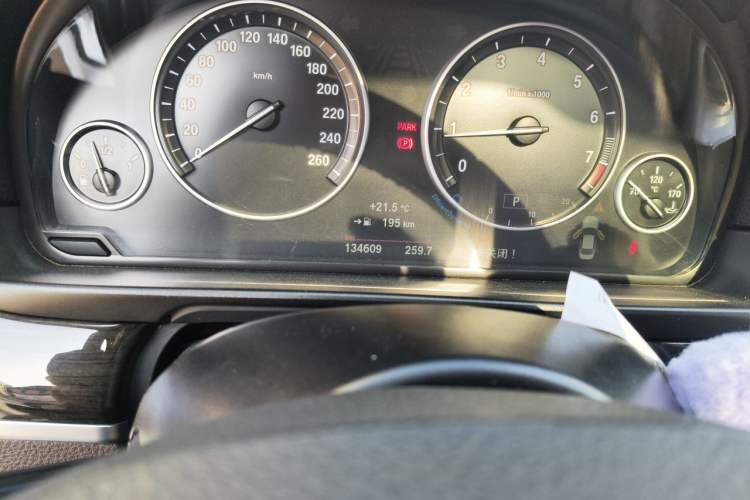 Used BMW 5 Series 2014 525Li Luxury Design Package Odometer Close Up