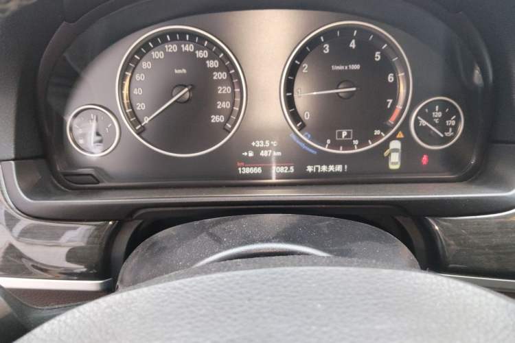 Used BMW 5 Series 2014 525Li Luxury Design Package Odometer Close Up
