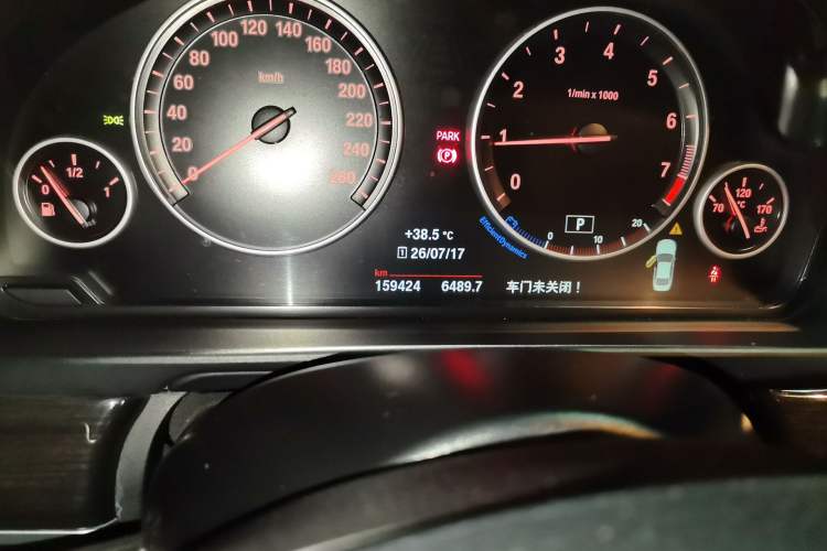 Used BMW 5 Series 2014 525Li Luxury Design Package Odometer Close Up