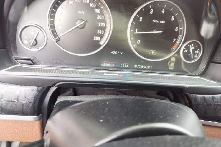 Used BMW 5 Series 2014 525Li Luxury Design Package Odometer Close Up