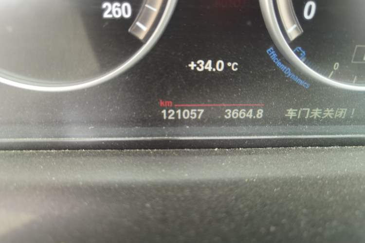 Used BMW 5 Series 2014 525Li Leading Model Odometer Close Up